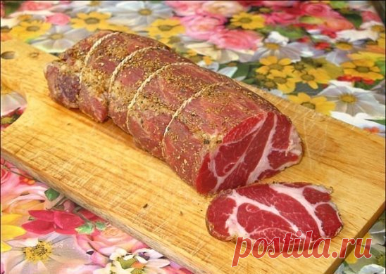 Любимая полендвица .
=
Покупаем хорошее мясо — в магазинах оно называется «вырезкой» или мясом 
«для отбивных» (я люблю, чтобы там был всего лишь миллиметровый слой 
сала по краешку, но моя коллега использует и шею, потому что любит 
сальные прожилки). 
Кстати, это будет чуть ли не вдвое дешевле, чем покупать полендвицу 
готовую — а уж разница во вкусе! 
Итак, покупаем. В тот же день начинаем многодневный процесс готовки. 
Кипятим три литра воды. В кипяток всыпаем пол-литра крупной соли. Соль