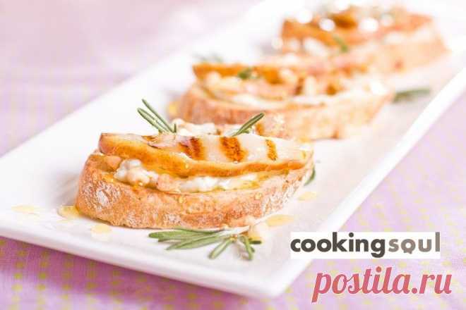 Кростини с грилированными грушами, горгонзолой и медом | CookingSoul.ru