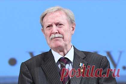 У худрука Малого театра Юрия Соломина развилась двусторонняя пневмония. У госпитализированного народного артиста РФ и художественного руководителя Малого театра Юрия Соломина развилась двусторонняя пневмония. Отмечается, что заболевание развилось на фоне перенесенного инсульта и развивающейся деменции. Известно, что 88-летний худрук остается в реанимации.