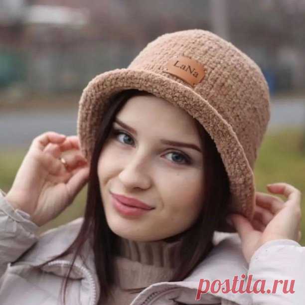 Спасибо автору за бесплатное описание 🥰 @la.na.knit 

Текст автора:

Описание тёплой панамы спицами
Сохраняем в закладки  

Пряжа Alize Softy Plus 100г/120м в 2 нити
Расход: 120г. Размер: 52-56. Спицы: 3,5мм

На 3 чулочные спицы (3,5мм) обычным способом набираем 6п + 1п для замыкания в круг (1-я спица 3п,2-я 2п, 3-я 2п). Замыкаем петли в круг. На спицах 6п. Видео 1 
-й ряд: (1 лицевая, 1 прибавка)*6 раз (прибавка с помощью скрещённого накида). На спицах 12 п. Видео 2 
-й ...