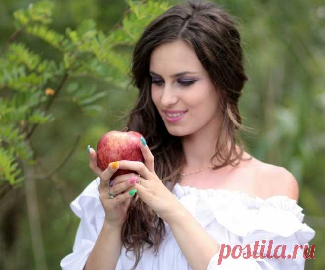 Домашняя маска из яблока для лица с эффектом пилинга Яблоки активно используются в домашней косметологии, так как в них содержится провитамин А, витамин С, витамин РР, железо, магний, калий, пектин, фенольные соединения. Маски из яблока активно питает, омолаживаю и осветляют кожу лица...