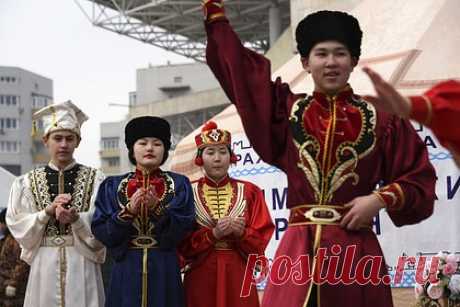 VK познакомит пользователей с Россией. В преддверии праздника День народного единства VK предлагает принять участие в активностях, которые позволят поближе познакомиться с многообразием культур народов России. Для пользователей соцсетей «ВКонтакте» и «Одноклассники» подготовлены тематические квизы с вопросами про фразы, блюда и традиции разных народов.