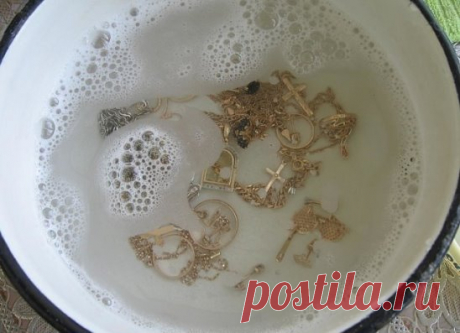 ДЛЯ ТОГО, ЧТОБЫ ЮВЕЛИРНЫЕ ИЗДЕЛИЯ СВЕРКАЛИ КАК НОВЫЕ: Вам понадобятся: - 1 столовая ложка соли. - 1 столовая ложка соды. - 1 столовая ложку средства для мытья посуды. - 1 стакан воды. - 1 кусок алюминиевой фольги. Этапы очистки: 
1. Подогрейте воду в микроволновой печи в течение 1 или 2 минут. 
2. Отрежьте кусок алюминиевой фольги и положите на дно небольшой миски или стакана. 
3. Налейте горячую воду в миску. Добавьте соль, соду, и жидкость для мытья посуды. Положите ювелирные изделия на фольгу