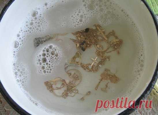 ДЛЯ ТОГО, ЧТОБЫ ЮВЕЛИРНЫЕ ИЗДЕЛИЯ СВЕРКАЛИ КАК НОВЫЕ: Вам понадобятся: - 1 столовая ложка соли. - 1 столовая ложка соды. - 1 столовая ложку средства для мытья посуды. - 1 стакан воды. - 1 кусок алюминиевой фольги. Этапы очистки: 
1. Подогрейте воду в микроволновой печи в течение 1 или 2 минут. 
2. Отрежьте кусок алюминиевой фольги и положите на дно небольшой миски или стакана. 
3. Налейте горячую воду в миску. Добавьте соль, соду, и жидкость для мытья посуды. Положите ювелирные изделия на фольгу