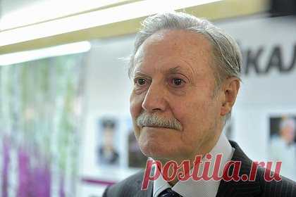 Худрук Малого театра Соломин встретит Новый год в больнице. Госпитализированный народный артист России и художественный руководитель Малого театра Юрий Соломин будет вынужден встретить Новый год в больнице. Внучка артиста отметила, что решение было принято врачами после изучения контрольных анализов Соломина. У артиста была диагностирована двусторонняя пневмония.