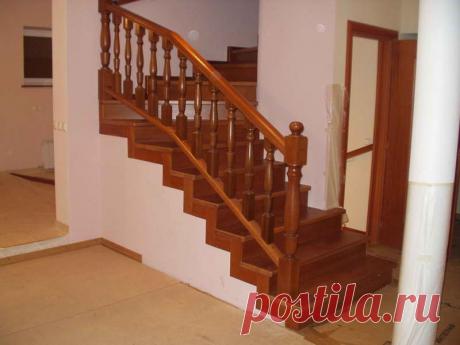 Заказывать лестницу мы рекомендуем как можно раньше, ещё на начальном этапе строительства или реконструкции дома. В этом случае вам будет намного легче скорректировать строительство, а нам — вписать вашу лестницу в интерьер наилучшим образом. Мы спроектируем вашу лестницу, учитывая все особенности помещения, в котором её предполагается разместить.