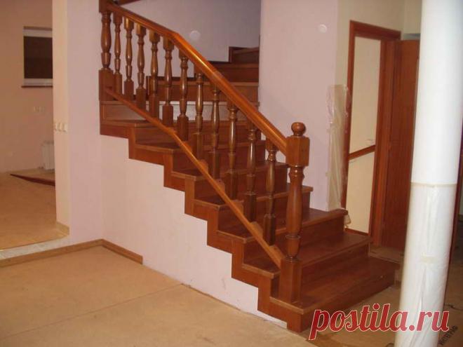 Заказывать лестницу мы рекомендуем как можно раньше, ещё на начальном этапе строительства или реконструкции дома. В этом случае вам будет намного легче скорректировать строительство, а нам — вписать вашу лестницу в интерьер наилучшим образом. Мы спроектируем вашу лестницу, учитывая все особенности помещения, в котором её предполагается разместить.