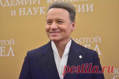 Звезда «Папиных дочек» раскрыл отношение к продолжению сериала. Российский актер Александр Олешко и звезда сериала «Папины дочки» раскрыл свое отношение к продолжению шоу. Заслуженный артист России отметил, что тема семейных отношений является вечной, поэтому история может не заканчиваться. Олешко объяснил успех шоу тем, что многие россияне считают героев сериала членами семьи.