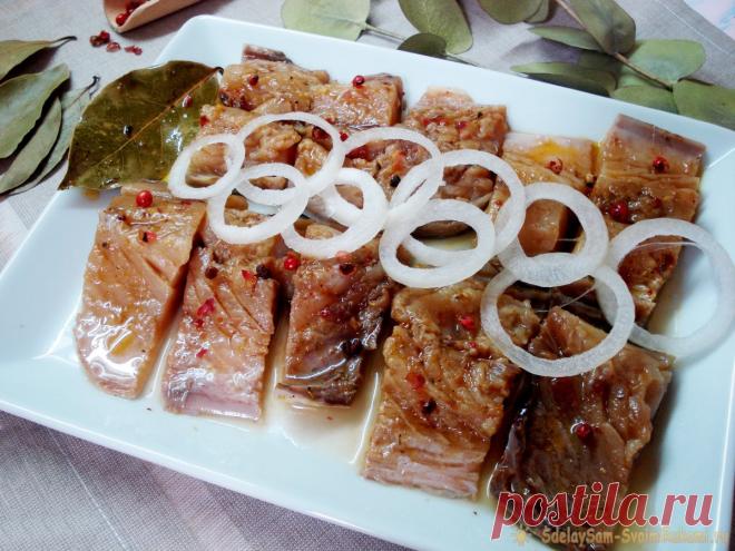 Вкуснейшая маринованная скумбрия за 2 часа Жирненькая слабосоленая скумбрия, промаринованная в ароматном составе, на удивление быстро готовится - уже через 2,5 часа ее можно есть. Причем филе рыбки настолько вкусное, что остановиться на паре кусочков никак невозможно! Ингредиенты: а) любых размеров мороженая скумбрия - 2 шт., б) сахар -