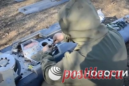 Опубликовано видео с внутренним устройством ракет Storm Shadow. Российские специалисты впервые сняли на видео внутреннее устройство англо-французской крылатой ракеты большой дальности Storm Shadow, которая есть в распоряжении Вооруженных сил Украины. На кадрах можно увидеть головной обтекатель, обезвреженный взрыватель боевой части и донную часть, где и устанавливается взрыватель.