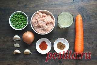 Прозрачный суп с куриными фрикадельками.

1)Самый «долгоиграющий» ингредиент у нас морковь, потому с неё и начнем. В зависимости от размера режете её целую на кольца в 5-8 мм или сперва вдоль пополам.

2)Мелко рубим 3 зубчика чеснока и луковицу. 
Показать полностью…