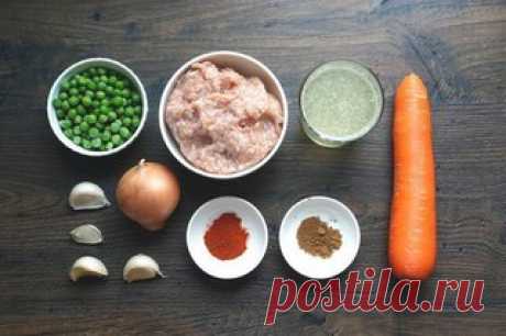 Прозрачный суп с куриными фрикадельками.
1)Самый «долгоиграющий» ингредиент у нас морковь, потому с неё и начнем. В зависимости от размера режете её целую на кольца в 5-8 мм или сперва вдоль пополам.
2)Мелко рубим 3 зубчика чеснока и луковицу.
Показать полностью…