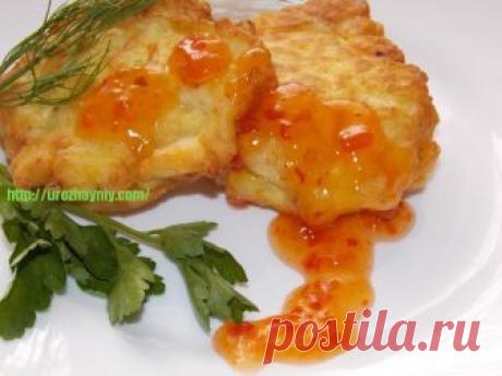 Оладьи из курицы. Пошаговый рецепт Натальи Карпушенковой Оладьи из курицы
     Готовим оладьи из курицы и репчатым лучком.​



​      Для приготовления этого блюда нам понадобится:​

2 крупных филе куриной грудки,

2 крупные луковицы,

2 щепотки соли,

черный молотый перец (можно немного добавить любимых специй).​

     Для теста нам понадо