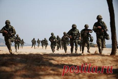 Американский сенатор предсказал начало войны США с Ираном. Сенатор-республиканец Линдси Грэм призвал президента Соединенных Штатов Джо Байдена нанести удар по иранским нефтеперерабатывающим заводам и предсказал войну США с Ираном в 2024 году. Как отметил политик, война начнется из-за создания Ираном атомной бомбы для нападения на Израиль.