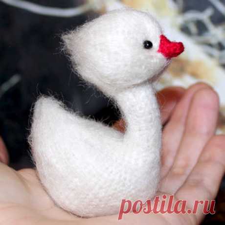 Маленький гусёнок амигуруми. Схемы и описания для вязания игрушек крючком! Бесплатный мастер-класс от Елены Лаврушкиной по вязанию маленького гусёнка крючком. Высотав вязаной игрушки примерно 9 см. Для изготовления такого гус…