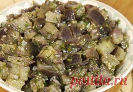 БАКЛАЖАНЫ КАК ГРИБЫ
Отличная закуска из баклажан, вкус напоминает грибы. Такое блюдо можно подавать на праздничный стол в виде закуски, можно, конечно же, и так на обед или ужин. Готовится очень быстро и просто, желательно готовить ее вечером и настаивать ночью, чтоб баклажаны вобрали аромат и вкус чеснока и укропа.
Ингредиенты:
Баклажаны 2 кг.
Чеснок 1 головка.
Укроп 250-300 гр.
Масло подсолнечное 1,5 стакана.
Уксус 9% 8-10 сл. л.
Соль 1,5-2 ст. л.
Вода 2, 5 литра.
Приготовление:
Поставить