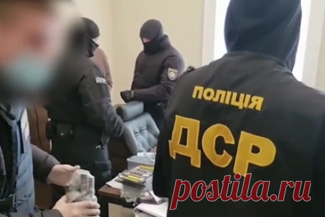 Появилось видео разговора организаторов несостоявшихся беспорядков в Киеве. В сети появилось видео разговора двух мужчин, планировавших массовые беспорядки в Киеве. На записи двое мужчин, лица которых скрыты, обсуждают детали акции, которая должна была пройти на улице Банковой в понедельник, 31 января. Собеседники говорят об очередности действий протестующих.