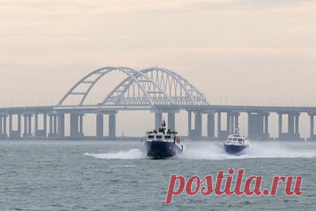 Военный эксперт высказался об укреплении защиты Крымского моста. В ответ на угрозу главы Службы безопасности Украины Василия Малюка уничтожить Крымский мост военный эксперт, директор Музея войск ПВО Юрий Кнутов призвал укрепить его защиту. «Ставить не просто сети, а более серьезные заграждения — может быть, металлические сети, которые не пропускают подводные аппараты».