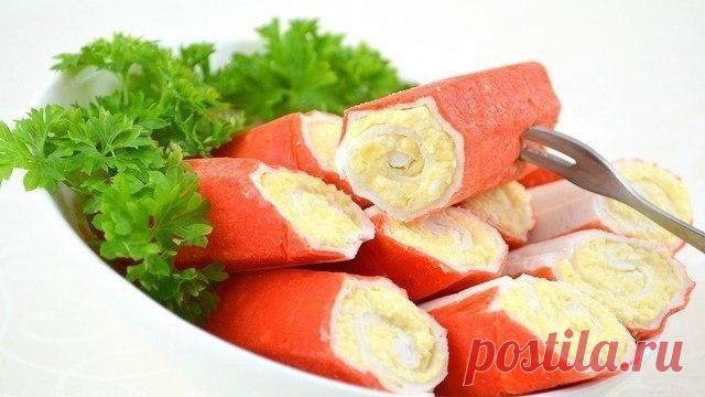 Легкая закуска на столе: фаршированные крабовые палочки — Фактор Вкуса