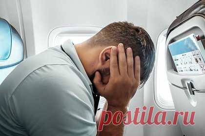 Курившего в туалете самолета пассажира публично пристыдили стюардессы. Пассажир Ryanair курил в туалете самолета во время полета и был публично унижен стюардессами. Оставшуюся часть полета нарушитель провел в обеспокоенном состоянии. Сразу после посадки полиция вывела его из самолета. Авиакомпания запретила мужчине летать на своих лайнерах.