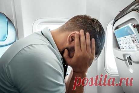 Курившего в туалете самолета пассажира публично пристыдили стюардессы. Пассажир Ryanair курил в туалете самолета во время полета и был публично унижен стюардессами. Оставшуюся часть полета нарушитель провел в обеспокоенном состоянии. Сразу после посадки полиция вывела его из самолета. Авиакомпания запретила мужчине летать на своих лайнерах.