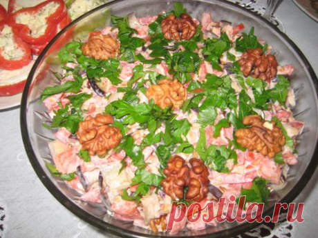 Вкуснейший салат из баклажанов с грецкими орехами и помидорами Вкусный, простой и быстрый салатик всегда готовлю в «баклажанный» сезон....