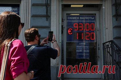 Курс евро превысил 96 рублей впервые за 15 месяцев. В ходе торгов 30 июня рубль просел к основным валютам — евро достиг 96 рублей впервые с 29 марта 2022 года. В верхней точке европейская валюта достигала 96,32 рубля. По состоянию на 09:37 по московскому времени ее стоимость скорректировалась до 96,07 рубля (плюс 0,97 рубля к уровню предыдущего закрытия торгов).