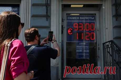 Курс евро превысил 96 рублей впервые за 15 месяцев. В ходе торгов 30 июня рубль просел к основным валютам — евро достиг 96 рублей впервые с 29 марта 2022 года. В верхней точке европейская валюта достигала 96,32 рубля. По состоянию на 09:37 по московскому времени ее стоимость скорректировалась до 96,07 рубля (плюс 0,97 рубля к уровню предыдущего закрытия торгов).