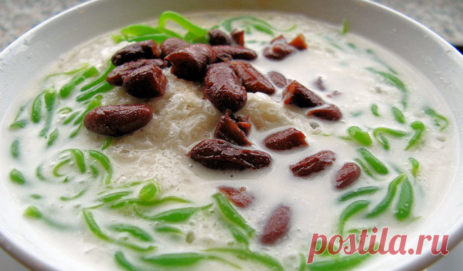 Чендол, Малайзия.
На первый взгляд это блюдо похоже на обычную лапшу с бобами и бульоном, правда, почему-то зеленого цвета. На самом деле рисовая желеобразная лапша — сладкая, бульон оказывается кокосовым молоком, а бобы изготовлены из шоколада. Иногда можно встретить вариации с добавлением мороженого или дуриана.