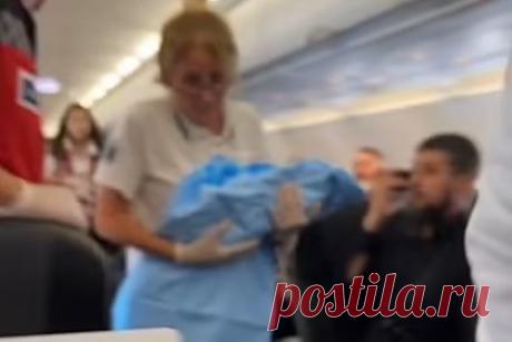 Пассажирка родила ребенка за несколько минут до вылета рейса и попала на видео. Пассажирка авиакомпании Pegasus Airlines преждевременно родила ребенка на борту самолета за несколько минут до вылета. Уточняется, что рейс следовал из турецкого Стамбула во французский Марсель. Когда воздушное судно уже приготовилось к взлету, у женщины начались схватки.