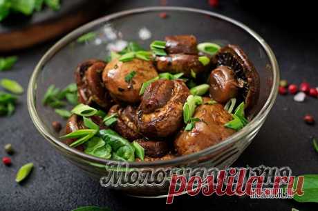 Жареные шампиньоны на сковороде: 8 рецептов, как пожарить вкусные грибы Готовим вкусные шампиньоны, жаренные на сковороде, разными способами. Как подготовить грибы к жарке, с какими продуктами их можно сочетать. 8 подробных рецептов приготовления с фотографиями.