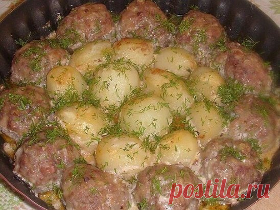 Мясные шарики с картошкой в соусе!
Фарш-400 гр.
Лук,чеснок,
Яйцо,
Булка(замочить в хол. молоке).
Мука-2 стол.л.(для панировки).
Приготовить фарш(как на котлетки),разделить,каждый шарик запанировать в муке.Уложить в смаз. форму,а середину картофель.
Запекать в разогр. духовке 15 минут,при 220*.
Для соуса смешать 2 стол.л сметаны+1 стол.л кетчупа+0.5 стакана воды,соль,перец.
Залить соусом и оставить в духовку на 20 минут.
При подаче посыпать зеленью!
Вкусных и приятных вам моментов!