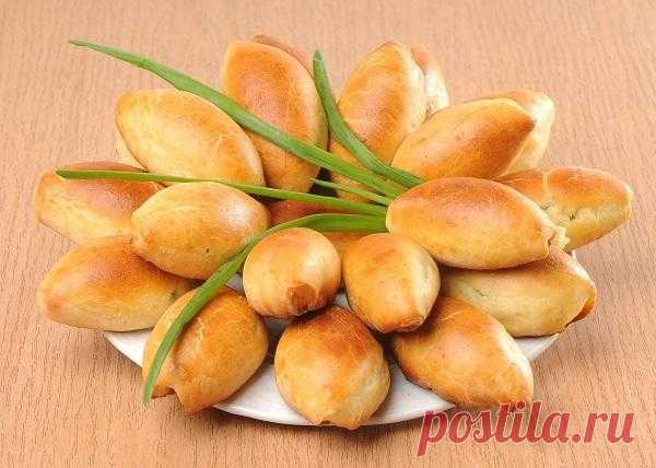 Пирожки с яйцом и зеленым луком - традиционная весенняя выпечка