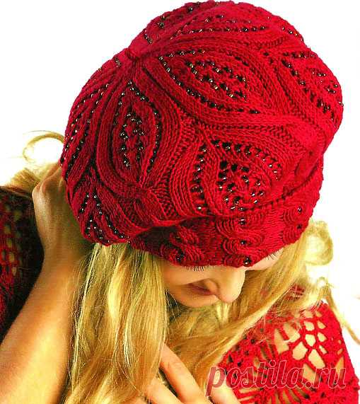 Красивый берет с бусинами и пуловер сетчатым узором