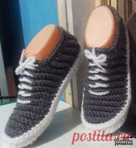 Кеды. Они вяжутся очень легко!

Подошву вяжите так: наберите цепочку из 10 петелек, далее делайте столбик без накида во 2 петлю от крючка и остальные 8 петел по стбн. Итого у вас 9 петелек, то есть стбн. Это был 1 ряд.

2,3, 4, 5,6 ряд делаем воздушную петлю и дальше в каждый столбик или (петельку) вяжем по 1 стбн,

7 ряд делаем прибавление: вяжем по одному стбн в следующие 4 петельки, в 5 петельку вяжем 2 стбн, далее по 1 стбн в остальные 4 петельки, то есть у вас должно ...