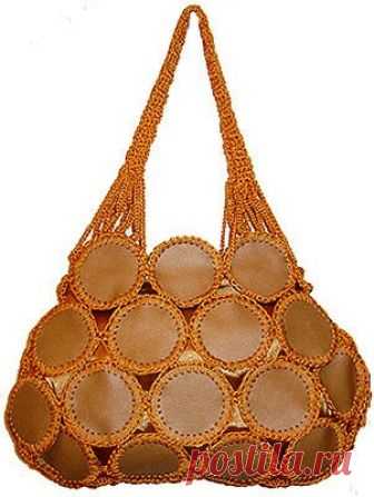 Сумки с кожаными вставками и декором          Небольшие кусочки кожи можно использовать при изготовлении сумочек. Так много разных идей можно позаимствовать здесь: [url]http://w...