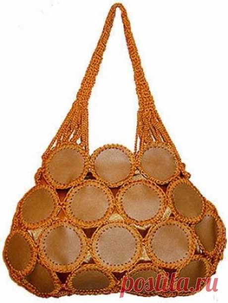 Сумки с кожаными вставками и декором          Небольшие кусочки кожи можно использовать при изготовлении сумочек. Так много разных идей можно позаимствовать здесь: [url]https://w...