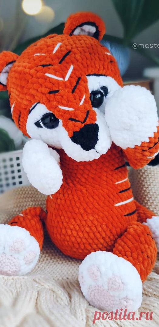 PDF Полосатики крючком. FREE crochet pattern; Аmigurumi animal patterns. Амигуруми схемы и описания на русском. Вязаные игрушки и поделки своими руками #amimore - плюшевый тигр, большой тигренок из плюшевой пряжи, котик, кот, кошечка, кошка, котенок.