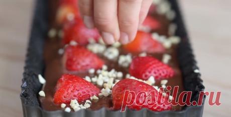 Торт из шоколада и клубники