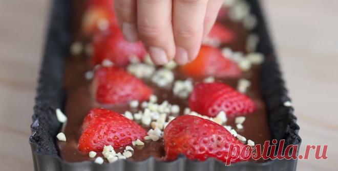 Торт из шоколада и клубники