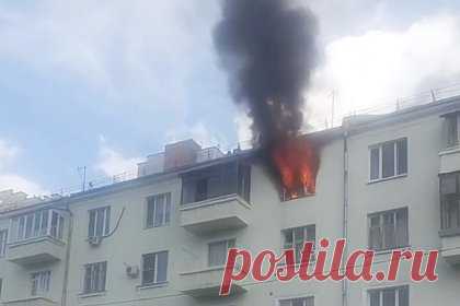 Загоревшийся многоэтажный дом в Подмосковье сняли на видео