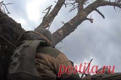 Появились кадры штурма опорного пункта ВСУ на линии Кременная — Сватово. Опубликованы кадры штурма опорного пункта Вооруженных сил Украины (ВСУ) на линии Кременная — Сватово российским отрядом «Черная мамба». На кадрах, снятых от первого лица, видно, как российские силы выпускают снаряды из установки реактивной системы залпового огня (РСЗО), ведут огонь по позициям противника.