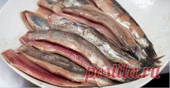 Чистка сельди от костей одним движением. Видеоинструкция С этим потрясающим методом вам больше не придется тратить много времени на очистку любимой селедочки.