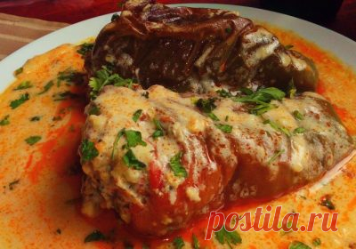 Пълнени чушки с кайма и ориз в бял сос