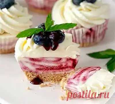 Порционные мини-чизкейки с чёрной смородиной – как приготовить