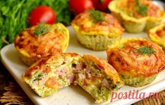Маффины из Кабачков в Духовке Рецепт за (20) Минут Маффины из кабачков с сыром и ветчиной простой и вкусный рецепт за 20 минут. Кексы из кабачков получаются очень вкусными, сытными, сочными и мягкими изнутри.