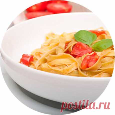 Итальянская паста с чесноком и помидорами.