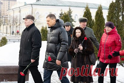 Подмосковный мэр замазал на фото логотип Prada на пуховике за 340 тысяч рублей. Мэр подмосковного Дмитрова Илья Поночевный замазал на фотографиях со дня памяти Сталинградской битвы в своем Telegram-канале логотип Prada на пуховике стоимостью 340 тысяч рублей. Внимание на это обратил Telegram-канал Mash. Кроме того, на мэре заметили кроссовки Off-White, цена которых превышает 40 тысяч рублей.