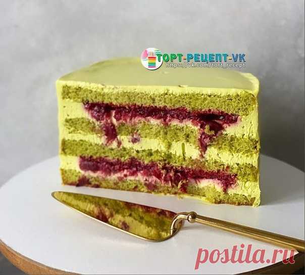 БЕЗУМНО ВКУСНЫЙ ФИСТАШКОВЫЙ ТОРТ С ВИШНЕЙ !!
⠀
Фисташковые торты и пирожные - моя слабость. Скорее всего, любым десертам я предпочту именно их! 

Недавно я решила заменить привычного напарника фисташки - малину - на сочную и кисленькую вишню, и была в приятном удивлении! Как же получилось вкусно! Но обо всём по порядку..
⠀
Рецепт фисташкового торта в интернете мне найти не удалось - все бисквиты выходили из духовки дырявыми, в качестве начинки предлагалось только желе, кот...