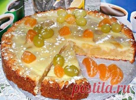 Зaливнoй твopoжный пиpoг c яблoкaми и винoгpaдoм